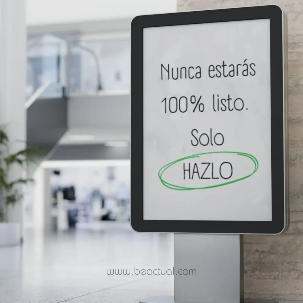 Cartel motivacional en espacio moderno con la frase en español 'Nunca estarás 100% listo. Solo HAZLO', destacando el llamado a la acción para avanzar en la búsqueda laboral con estrategia y decisión. Imagen asociada a BeActual.